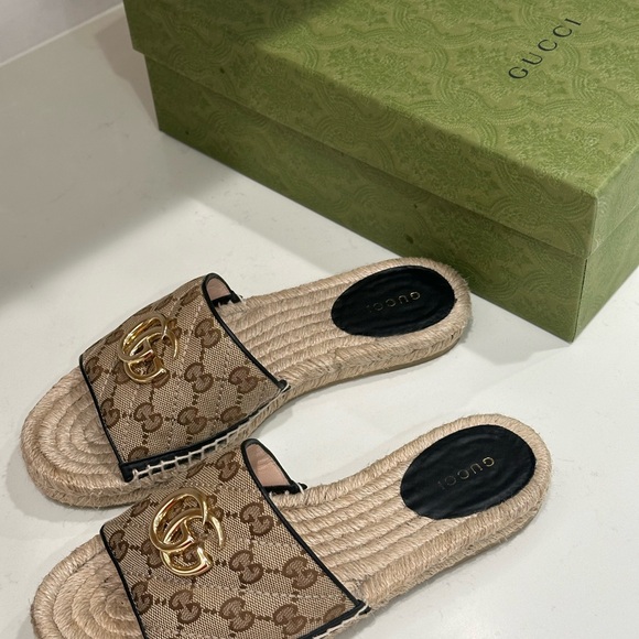 Gucci slides, worn 2 times only! Size 37 1/2. Fits like a woman’s 6 1/2 to 7. - Picture 11 of 12